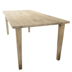 Praktische eiken eettafel met taps lopende eiken poten en afgeronde hoeken