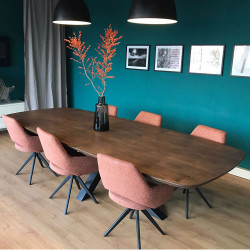 Deens ovaal eiken eettafel met taps lopende eiken poten