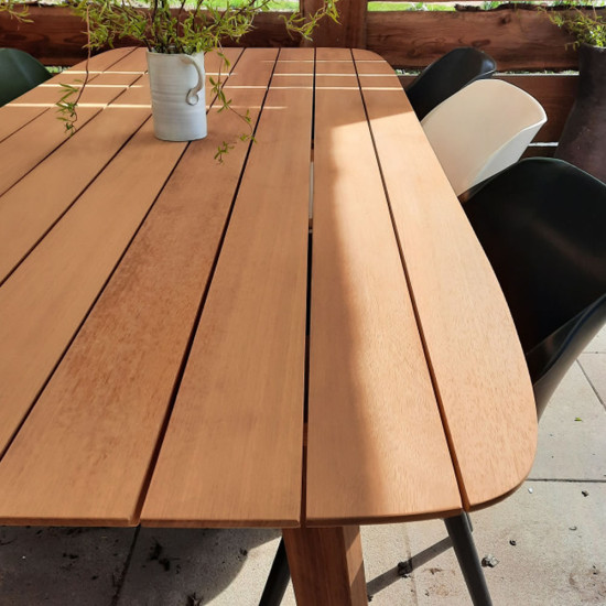 Deens ovaal hardhouten tuintafel op maat van iroko Deens ovaal hardhouten tuintafel op maat van iroko