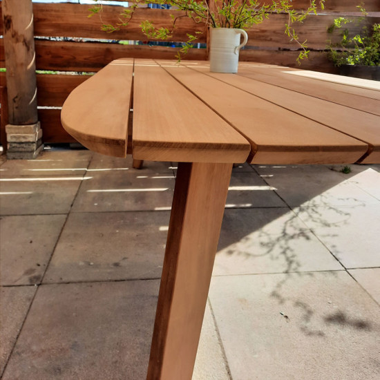 Deens ovaal hardhouten tuintafel op maat van iroko Deens ovaal hardhouten tuintafel op maat van iroko