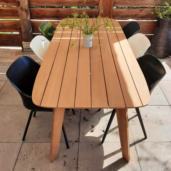 Deens ovaal hardhouten tuintafel op maat van iroko Deens ovaal hardhouten tuintafel op maat van iroko